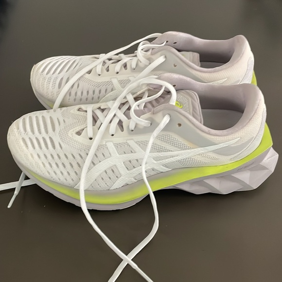 ASICS Women's Novablast Running Shoes size 6 - Picture 1 of 5